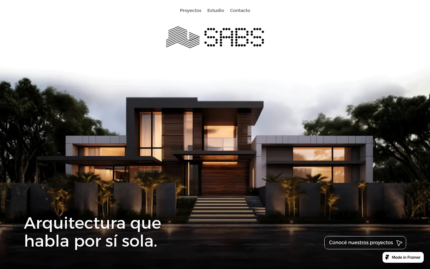 SABS Studio hero with a modern house at dusk and the headline 'Arquitectura que habla por sí sola'